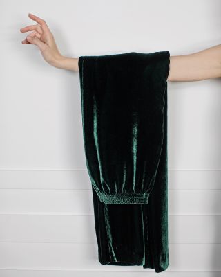Last call! ✨ Our final pair of dark green velvet trousers in size M is waiting for you. Who’s claiming them? #annahora...