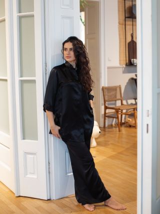 The kind of black you never get tired of. @laura.ella.benyskova @urban_photographe @sumogarden_cz #annahora #lifestyle...