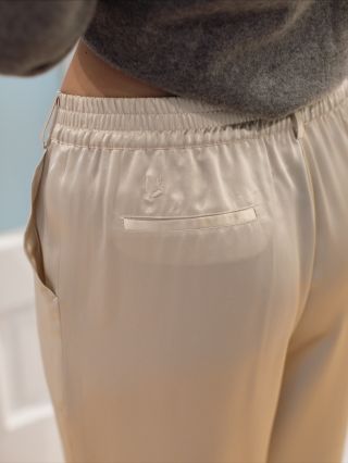 Subtle. Timeless. Ours. Yours. #annahora #lifestyle #brand #loungewear #silkloungewear #silk #puresilk #comfort #beauty...