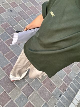 For effortless Style, keep it simple…Silk trousers and a basic tee🤝 Trying out a new Pearl shade - already obsessed!...